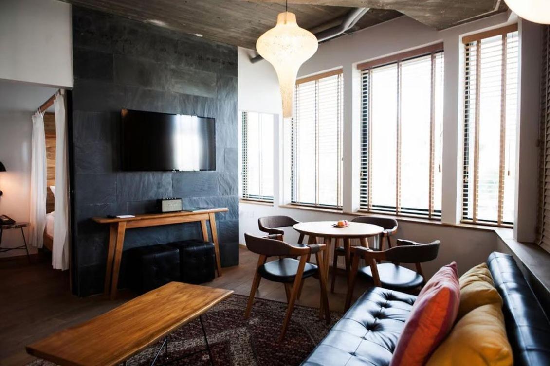 마농 레 스위트 굴스메덴 호텔 코펜하겐 외부 사진 The interior of a suite at the hotel