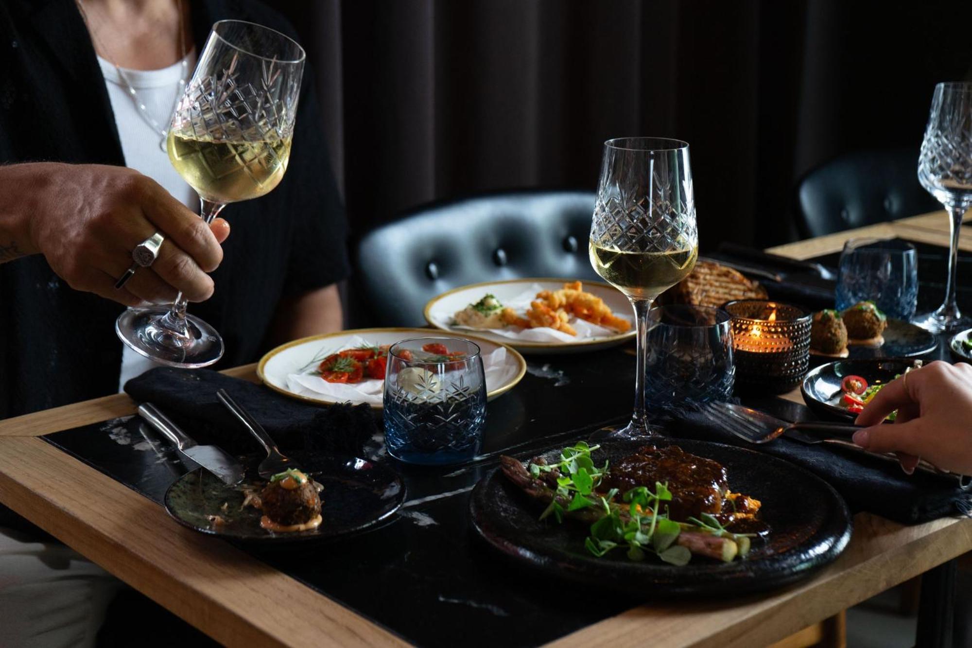 마농 레 스위트 굴스메덴 호텔 코펜하겐 외부 사진 A selection of tapas