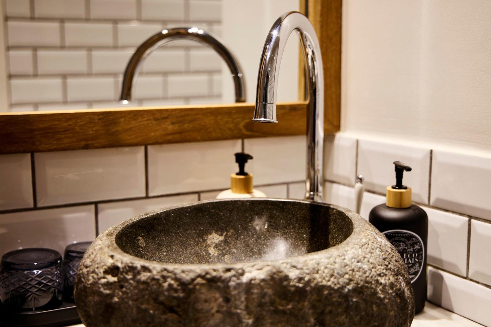 마농 레 스위트 굴스메덴 호텔 코펜하겐 외부 사진 A stone basin